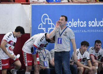 Carlos Villagrán da instrucciones en un instante de partido entre BM Nava y Atlético Valladolid./AMADOR MARUGÁN