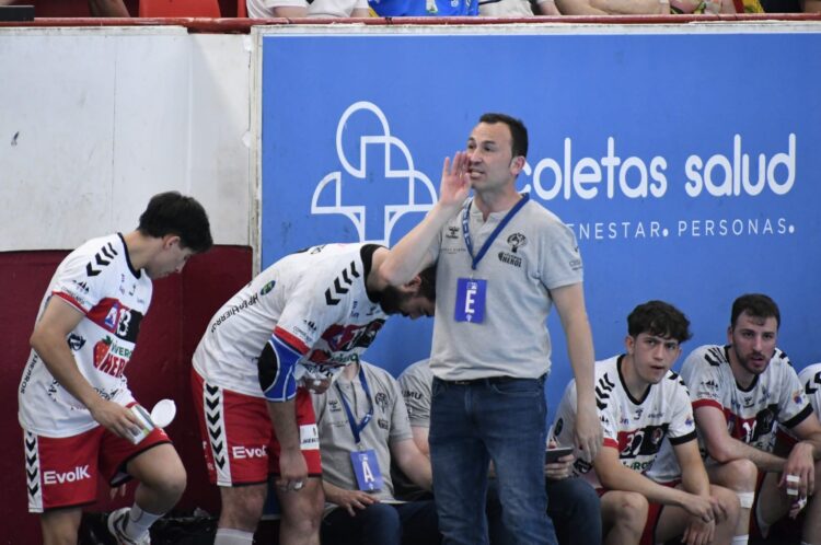 Nava, a un paso del todo o nada 1 Carlos Villagrán da instrucciones en un instante de partido entre BM Nava y Atlético Valladolid./AMADOR MARUGÁN