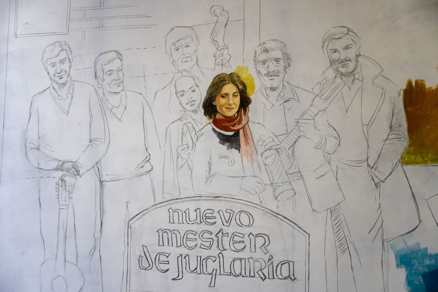 El Nuevo Mester de Juglaría, a tamaño real, ocupa el gran protagonismo visual de la obra. 