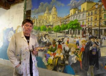 Saura junto a su mural en la travesía del Patín, donde se puede observar una Plaza Mayor llena de fiesta, música y baile. / HÉCTOR CRIADO